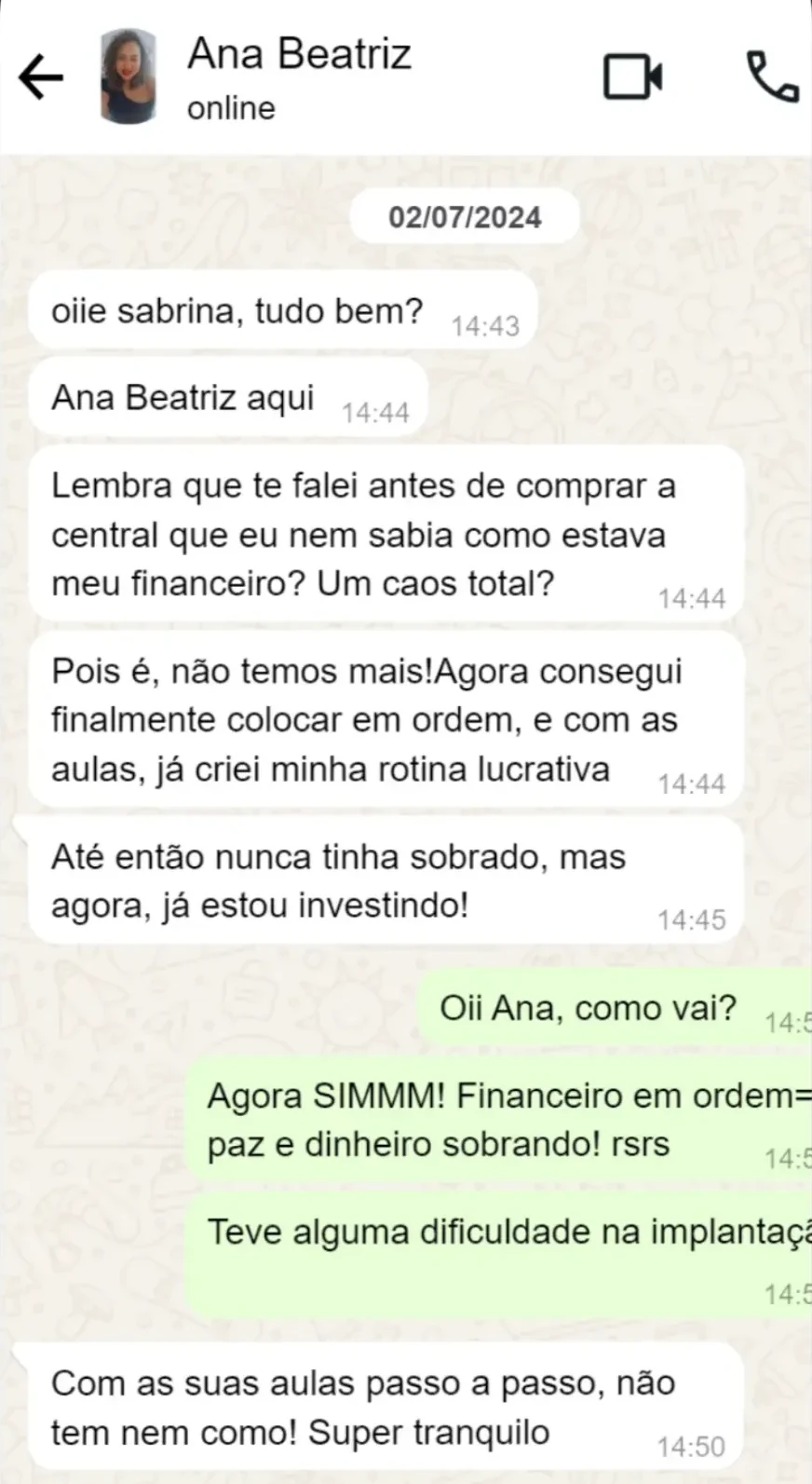 Conversa de WhatsApp em que Ana Beatriz conta que colocou o financeiro em ordem e já está investindo